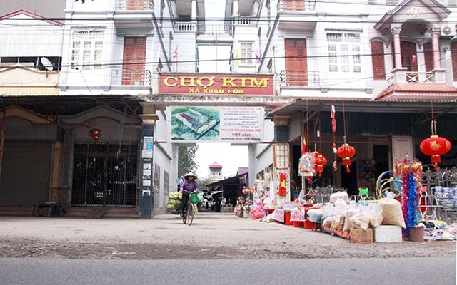 Các ki-ốt phía ngoài chợ Kim trở thành nhà cao tầng.