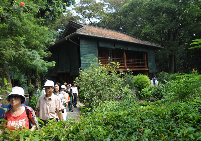 Người dân vào thăm nhà sàn Bác Hồ.