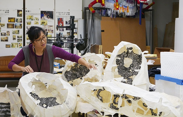 Họa sĩ Vũ Kim Thư thực hiện tác phẩm.