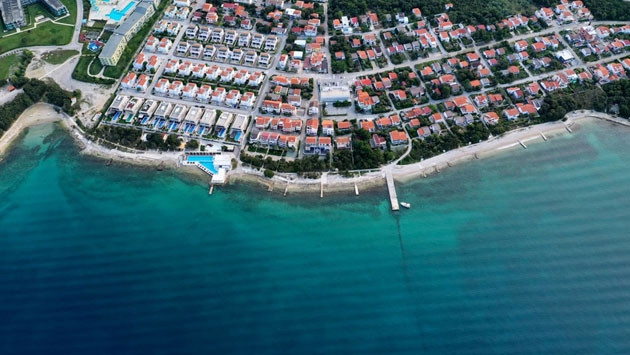 Sắc mầu đỏ trên lá cờ Croatia bắt nguồn từ hình ảnh của những mái nhà mầu đỏ ở Dubrovnik vươn mình ra biển Địa Trung Hải. 