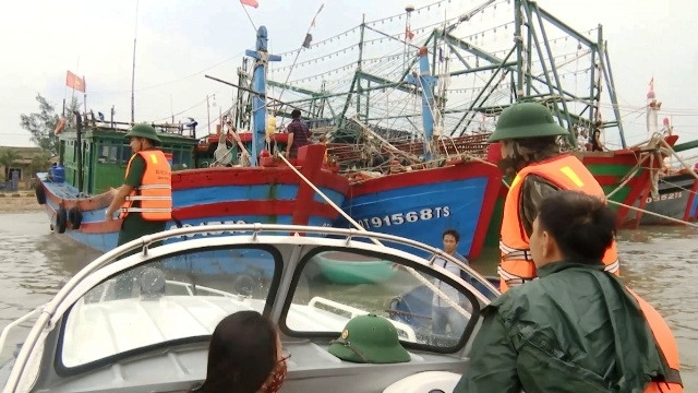 Bộ đội Biên phòng Quảng Trị giúp dân vùng biển neo đậu tàu, thuyền.