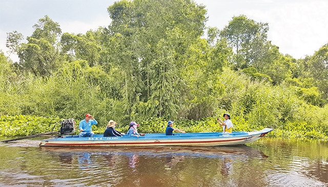 Khách du lịch thăm Vườn Quốc gia U Minh Thượng bằng vỏ lãi.