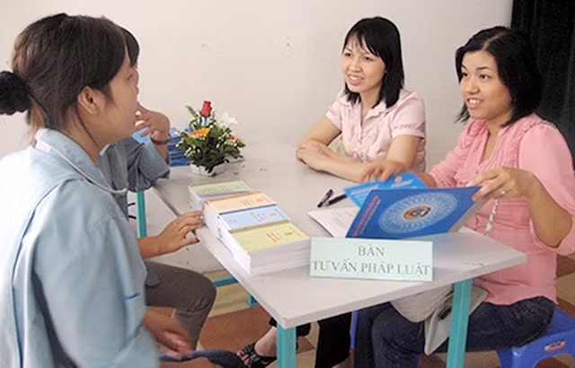 Cán bộ Liên đoàn Lao Động TP Hà Nội tư vấn pháp luật cho công nhân khu công nghiệp Thăng Long. Ảnh: THIỆN ANH