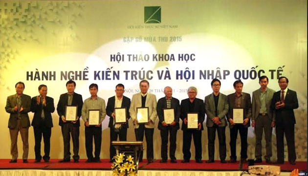 Trao chứng nhận KTS ASEAN cho các KTS Việt Nam.