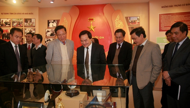 Bộ trưởng Phạm Vũ Luận tại buổi làm việc với ĐHQGHN