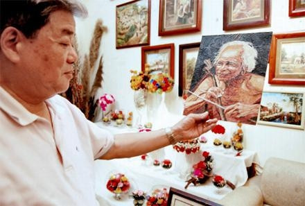Nghệ nhân Nguyễn Bá Mưu giới thiệu các tác phẩm hoa khô, tranh lá.