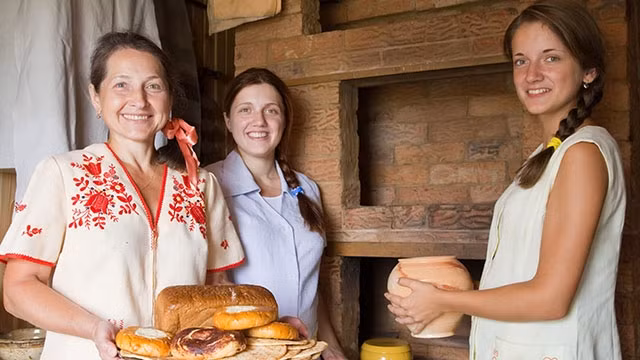 Nhiều người Nga yêu thích các món ăn nấu từ bếp truyền thống. Ảnh: CULTURE.RU