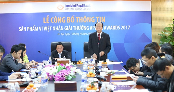 Ông Phạm Doãn Sơn, Phó Chủ tịch thường trực HĐQT kiêm TGĐ LPB (bên trái) và Ông Nguyễn Đình Thắng, Phó Chủ tịch HĐQT (bên phải).