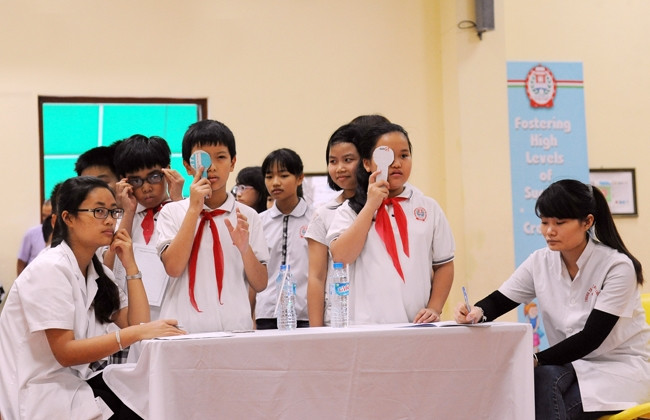 Bác sĩ khám sức khỏe cho học sinh Trường tiểu học dân lập Lê Quý Đôn (Hà Nội).