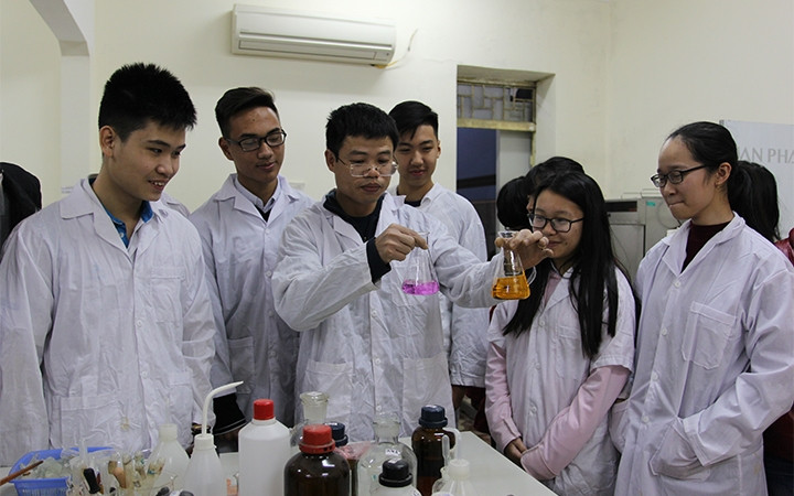 Giờ thực hành của thầy và trò Bộ môn chuyên Hóa học (Trường THPT chuyên Khoa học Tự nhiên).