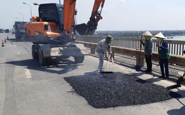 Vá hơn 1.800 m2 lớp thảm mặt cầu Thăng Long bị hư hỏng