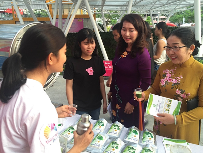 Phó Bí thư Thành ủy TP Hồ Chí Minh Võ Thị Dung thăm, tham quan gian hàng khởi nghiệp của sinh viên tại Sense Market.