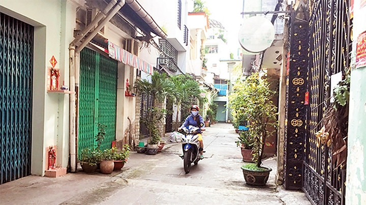 Nhờ ý thức tự giác, đồng lòng của người dân, khu phố tại hẻm 55 Trần Hưng Ðạo (phường 6, quận 5, TP Hồ Chí Minh) luôn sạch sẽ, thoáng đãng. Ảnh: KỲ LÂM