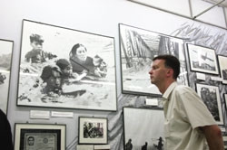 Khách nước ngoài trong
Bảo tàng Chứng tích chiến tranh.