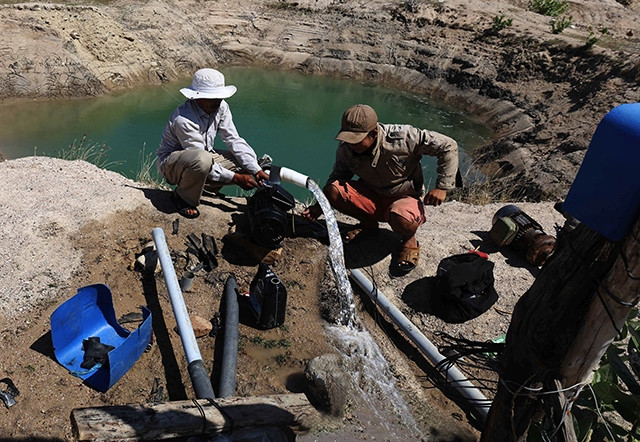 Người dân thôn Thái An, xã Vĩnh Hải, huyện Ninh Hải (Ninh Thuận) góp vốn đào giếng, lắp hệ thống tưới nước tiết kiệm. Ảnh: NGUYỄN TRUNG
