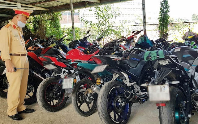 Tạm giữ hàng chục xe mô-tô vi phạm khi đi “phượt” dịp lễ