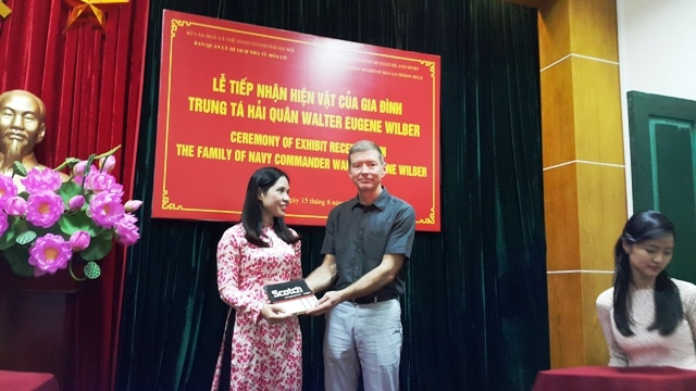 Ngài Thomas Eugence Wilber, con trai cựu phi công Walter Eugence Wilber trao tặng hiện vật.