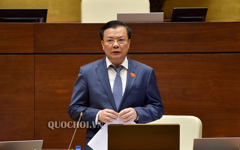 Bộ trưởng Tài chính Đinh Tiến Dũng giải trình, làm rõ một số vấn đề đại biểu Quốc hội quan tâm tại phiên thảo luận về Dự thảo Luật Quản lý thuế (sửa đổi), ngày 24-5. Ảnh: Quốc hội.