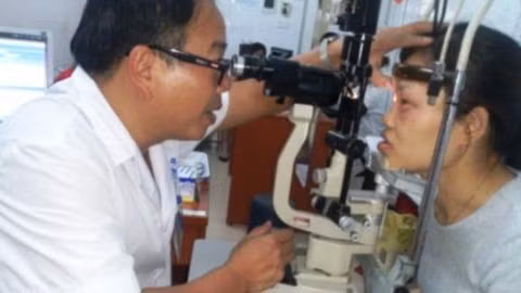 Bệnh nhân bị đau mắt đỏ đến khám tại Bệnh viện Mắt Trung ương.