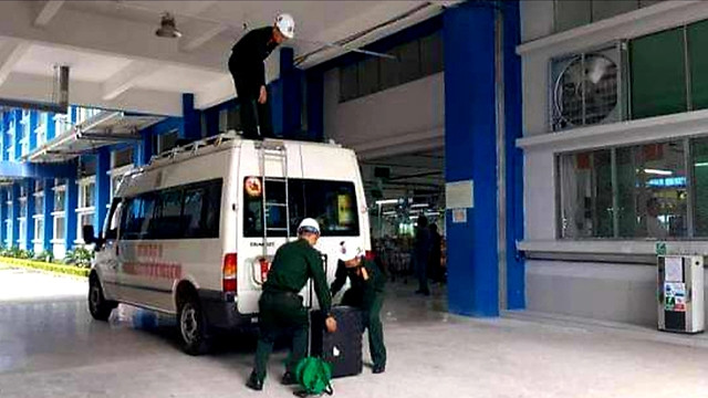 Cán bộ, chiến sĩ Viện hóa học môi trường quân sự tiến hành quan trắc môi trường tại Công ty TNHH Golden Victory Việt Nam.