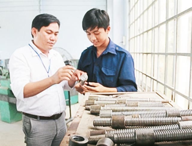 Trường trung cấp nghề dân tộc nội trú tỉnh Trà Vinh đã tuyển sinh và đào tạo hơn 100 học viên người dân tộc Khmer thuộc hộ nghèo và cận nghèo ở các xã đặc biệt khó khăn. Trong ảnh: Giờ thực tập của họ