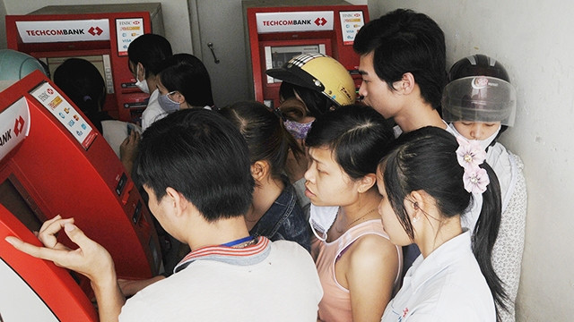 Ngân hàng Nhà nước đã chỉ đạo các tổ chức tín dụng xây dựng kế hoạch không để ATM thiếu tiền. Ảnh: NAM HẢI