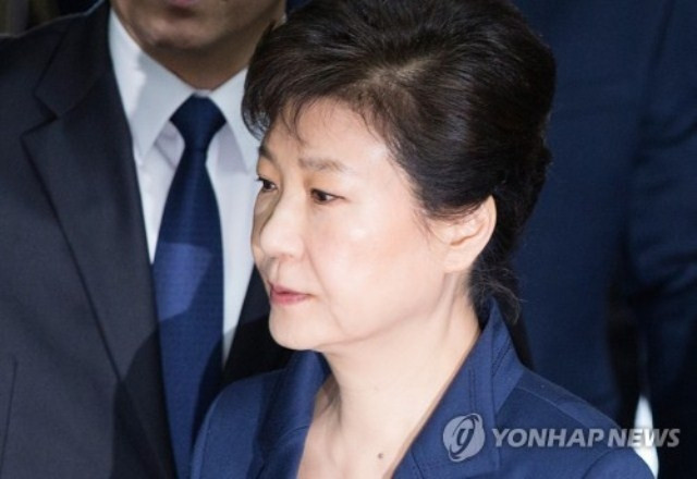 Cựu Tổng thống Hàn Quốc Park Geun-hye tới Tòa án quận trung tâm Seoul, ngày 30-3. (Ảnh: Yonhap)