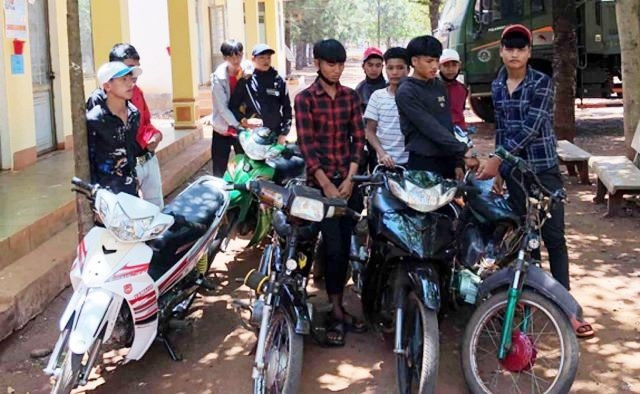 Các đối tượng và phương tiện đua xe trái phép bị công an bắt giữ vào đêm 5-4, trên địa bàn huyện Đăk Đoa (Gia Lai).