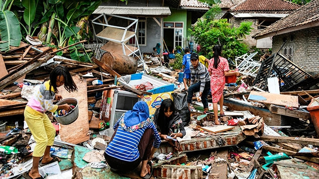 Khung cảnh tan hoang tại đảo Java (Indonesia) sau cơn sóng thần hôm 22-12. Ảnh: AFP