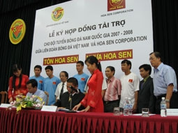 Tôn Hoa Sen tiếp tục tài trợ cho bóng đá Việt Nam