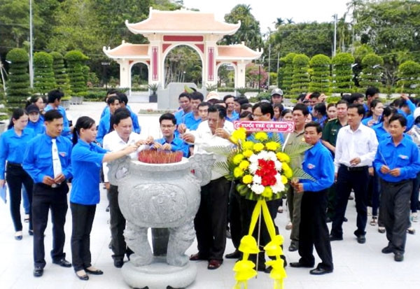 Đoàn viên thanh niên Cà Mau viếng, báo công lên Bác.