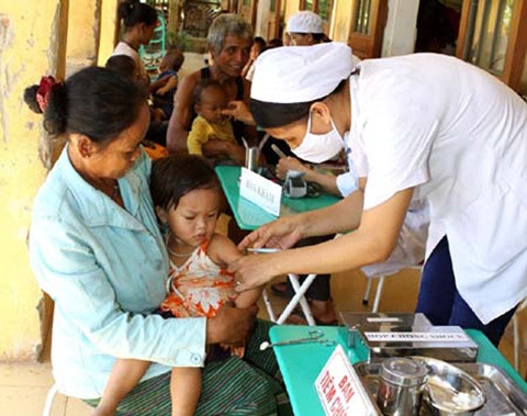 Tiêm vắc-xin phòng viêm não Nhật Bản cho trẻ ở xã Ða Krông (Quảng Trị).            