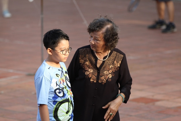  “Cháu ơi, cháu à” thay thế cho “Bố ơi, mình đi đâu thế?”