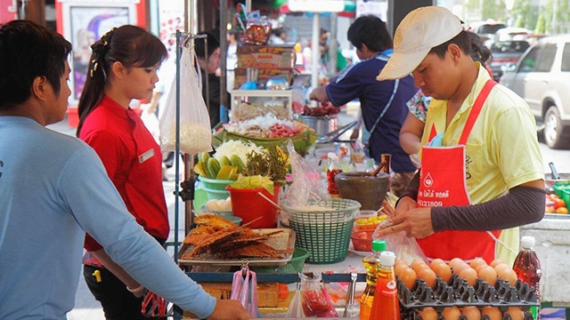 Một quầy ẩm thực đường phố tại Bangkok. Ảnh: BBC