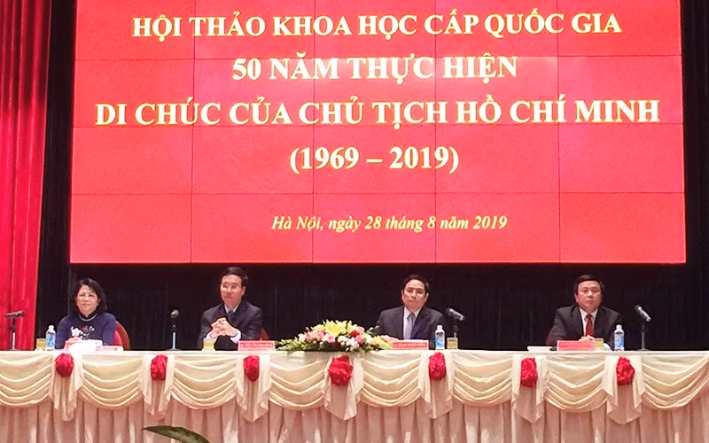 Các đồng chí chủ trì hội thảo.