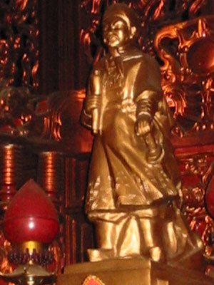 Tượng thờ Hưng Đạo Đại Vương
Trần Quốc Tuấn tại đền Trần Thương
(Hà Nam).