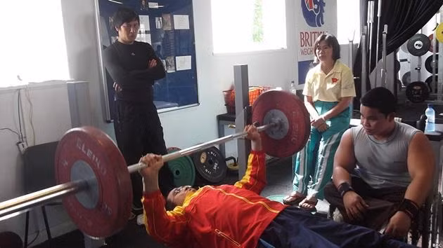 Lực sĩ Nguyễn Văn Phúc và các thành viên đội tuyển cử tạ khuyết tật Việt Nam.