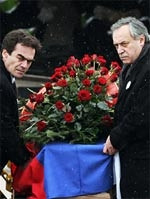 Quan chức đảng Xã hội <br> Serbia nhận thi thể <br>ông Milosevic.