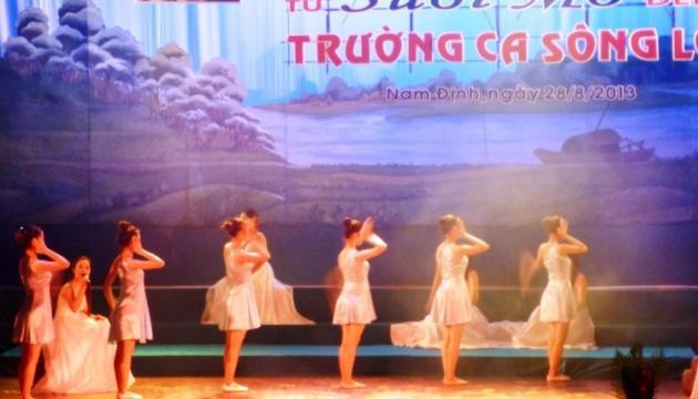 Tốp nữ Nhà Văn hóa 3-2 với tác phẩm Suối mơ trong Chương trình nghệ thuật “Từ Suối Mơ đến Trường ca Sông Lô”.