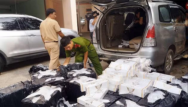 1.625 cây thuốc ngoại và ô-tô vận chuyển bị tạm giữ tại cơ quan công an.