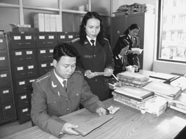 Cán bộ Cục C27 đang lập hồ sơ tra cứu.