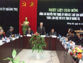 Chủ tịch QH Nguyễn Phú Trọng làm việc
với cán bộ lãnh đạo chủ chốt tỉnh Quảng Trị.