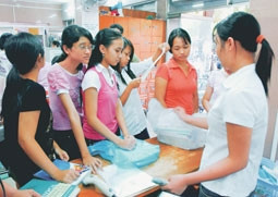 Các em học sinh đi mua sách giáo khoa
và đồ dùng học tập chuẩn bị cho
năm học mới. (ảnh Thanh Chương)