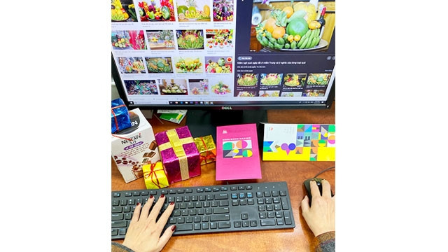 Lựa chọn hàng Tết.