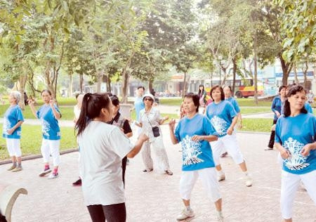 Các học viên cao tuổi lớp nhảy hip-hop đang tập luyện bên Hồ Gươm.