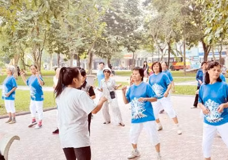 Các học viên cao tuổi lớp nhảy hip-hop đang tập luyện bên Hồ Gươm.