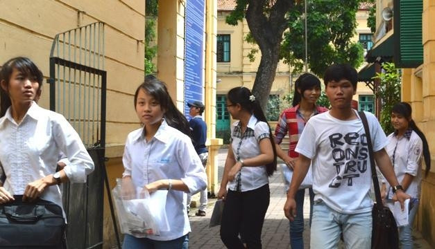 Các thí sinh rời phòng thi sau khi kết thúc môn Toán. (Ảnh: LINH PHAN)