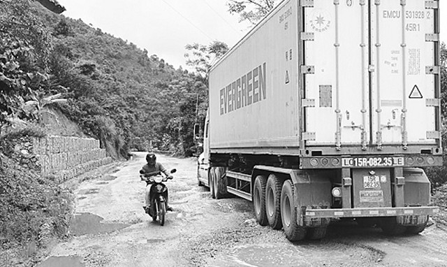 Quốc lộ 4A nối Lạng Sơn - Cao Bằng xuống cấp nghiêm trọng, cần sớm được sửa chữa.