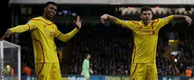 Màn ăn mừng bàn thắng của Sturridge (trái) và đồng đội.