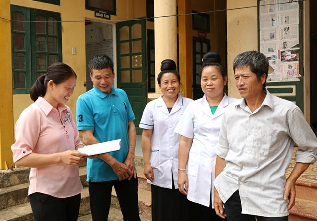 Lãnh đạo xã Chiềng Khoang trao đổi công tác với cán bộ dân số - kế hoạch hóa gia đình.